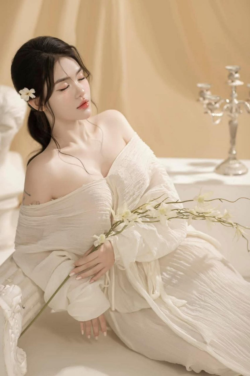 Chồng yêu đi làm Người vợ ở nhà một mình bị gã công nhân biến thái để mắt đến